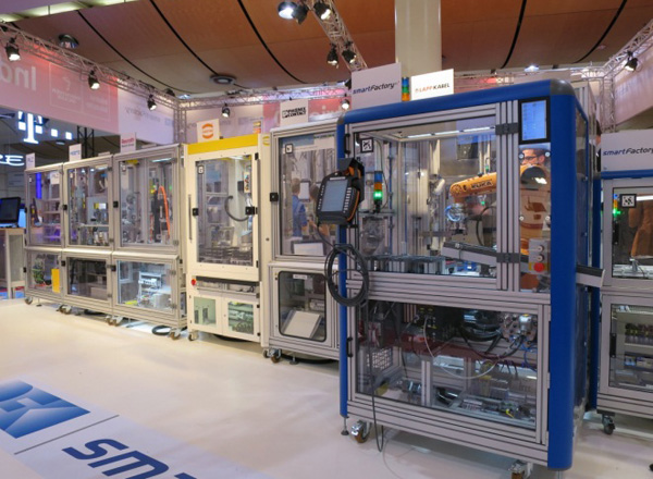 写真2：ハノーバーメッセ2015　スマートファクトリーKLによるデモ工場。各機械が容易に入れ替え可能な状態になっている
