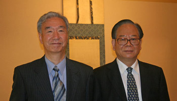 及川耕造理事长（左）、张玉台主任（右）