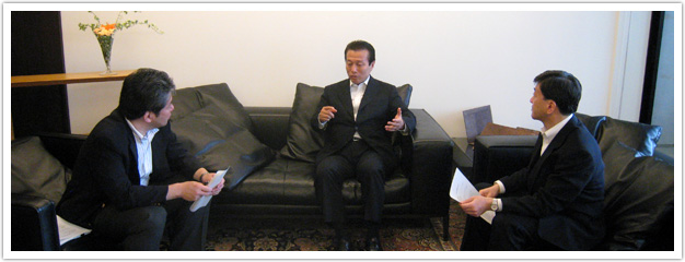 Pasona Group CEO Yasuyuki Nambu discusses with RIETI Chairman Atsushi Nakajima and RIETI Senior Fellow Kotaro Tsuru.
