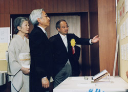 RIETI Faculty Fellow Takahiro Fujimoto explains to the Emperor and the Empress about Toyota's manufacturing system during an award ceremony on June 10.