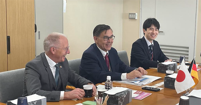 Photo 1: Exchange of views with Prof. Korte (From left: Prof. Korte, Mr. Linnarz, Head of the Japan Office of the Konrad-Adenauer-Stiftung, and the author) Photo 1: Exchange of views with Prof. Korte (From left: Prof. Korte, Mr. Linnarz, Head of the Japan Office of the Konrad-Adenauer-Stiftung, and the author)