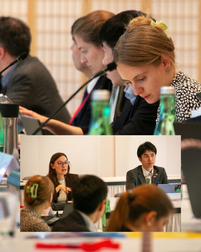Photo 2: Lecture and discussion session (right in the foreground photo: the author)