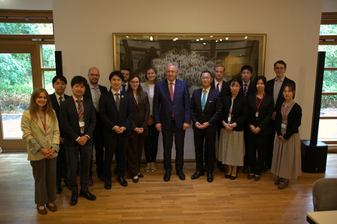 Photo 3: Exchange of views with former Federal President Christian Wulff (center: former Federal President Wulff; fifth from left in the front row: the author) ©JDZB