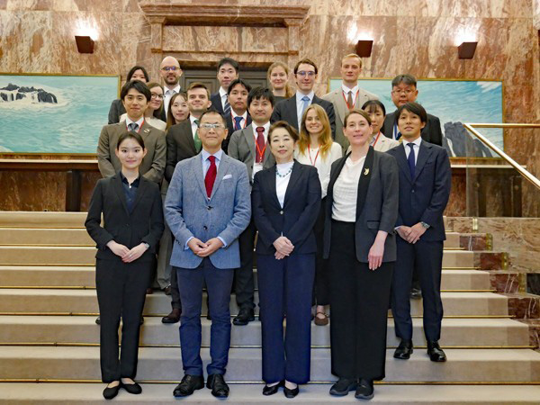 Photo 4: Group photo at the Embassy of Japan in Germany (second from right in the front row: Ambassador Shino; fifth from left: the author) © Embassy of Japan in Germany