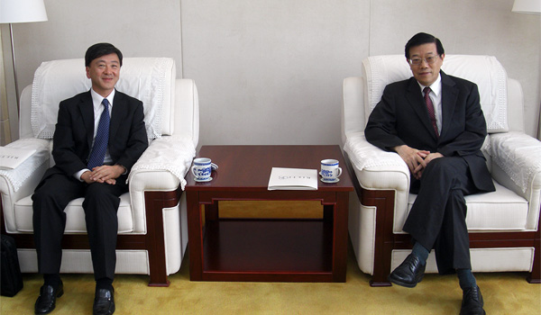 中島RIETI理事長（写真左）、李 偉 中国国務院発展研究中心主任（写真右）