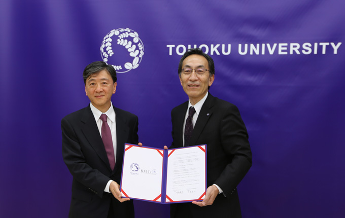 写真:中島厚志RIETI理事長と大野英男東北大学総長 写真:中島厚志RIETI理事長と大野英男東北大学総長