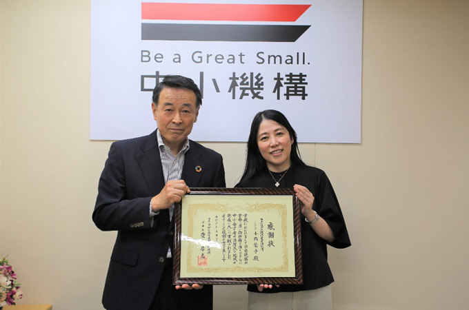豊永厚志理事長(左)より功労者感謝状を受け取る小西葉子上席研究員(右) 豊永厚志理事長(左)より功労者感謝状を受け取る小西葉子上席研究員(右)