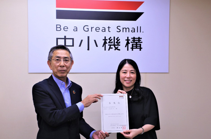高橋浩樹理事（左）より「中小企業応援士」の委嘱状を受け取る小西葉子上席研究員（右）