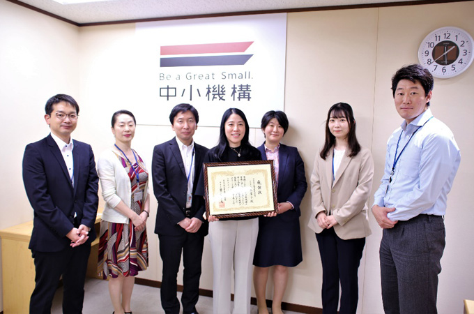 これまで活動を共にした「中小企業景況調査」の担当の皆さんと/左から朱山真也氏、谷井悦子氏、伊原誠氏、小西葉子上席研究員、藤田明子氏、山口杏珠氏、大竹悦朗氏 これまで活動を共にした「中小企業景況調査」の担当の皆さんと/左から朱山真也氏、谷井悦子氏、伊原誠氏、小西葉子上席研究員、藤田明子氏、山口杏珠氏、大竹悦朗氏