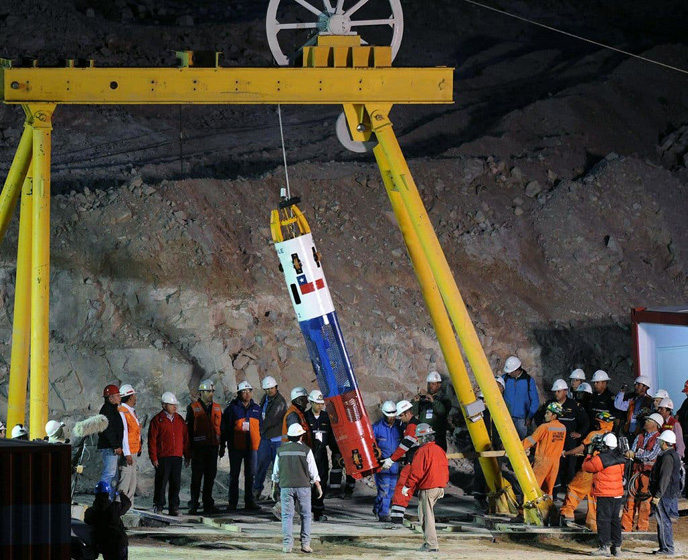 図1:Freed Miners in Chile Tell of Ordeals and Plot New Lives (The New York Times Oct.13, 2010) 図1:Freed Miners in Chile Tell of Ordeals and Plot New Lives (The New York Times Oct.13, 2010)