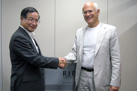 握手を交わすRichard Portes CEPR所長 (写真右) と藤田 昌久RIETI所長
