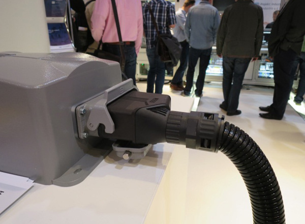 写真4:ハノーバーメッセ2015 スマートファクトリーKLによるデモ工場。モジュールはプラグを差し込めば直ちに接続可能なプラグ・アンド・プレイ方式 写真4:ハノーバーメッセ2015 スマートファクトリーKLによるデモ工場。モジュールはプラグを差し込めば直ちに接続可能なプラグ・アンド・プレイ方式