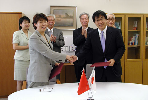 照片前排左起:DRC国际合作局局长孙兰兰、RIETI副所长高原一郎 照片后排左起:DRC国际合作局副处长余军、DRC副主任孙晓郁、RIETI理事长及川耕造、RIETI所长吉富胜