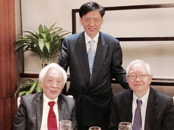 「日中経済学者学術交流会」の懇親会　青木先生（左）、呉先生（右）、筆者（中央）