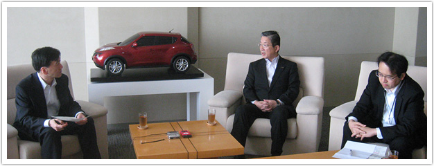 JAMA chairman Toshiyuki Shiga discusses with RIETI chairman Atsushi Nakajima and RIETI consulting fellow Satoshi Nohara