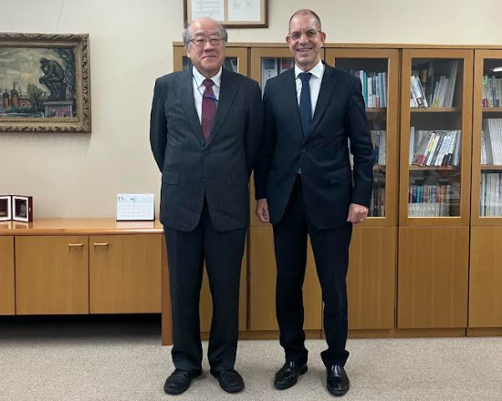 写真1：RIETI深尾理事長（左）、ヴァーラーズ博士（右）