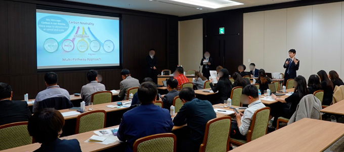 写真2：トヨタ会館視察における質疑応答の様子