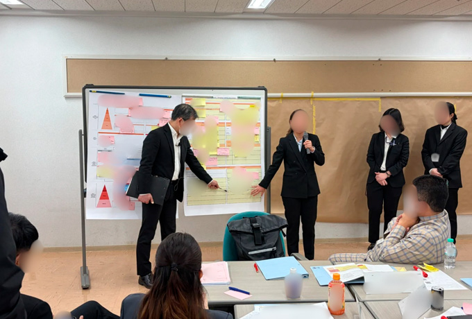 写真3：ワークショップの様子：グループで作成した政策案のプレゼンテーション