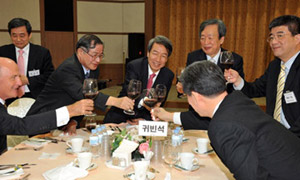 レセプション会場にて。中央がChung Un-Chan韓国首相、首相の左がRIETI藤田所長、右が韓国経済学会会長、中国経済学会会長。 レセプション会場にて。中央がChung Un-Chan韓国首相、首相の左がRIETI藤田所長、右が韓国経済学会会長、中国経済学会会長。
